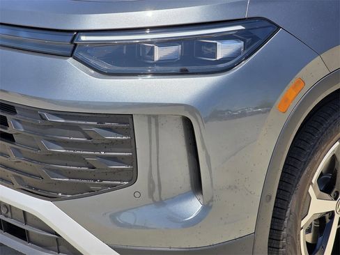 New 2025 Volkswagen Tiguan SE image 6