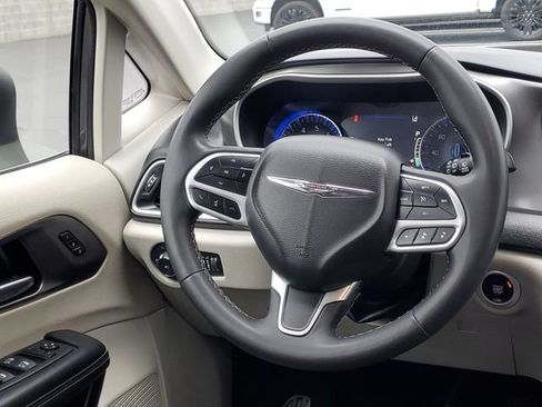 Used 2023 Chrysler Pacifica Touring-L FWD image 29