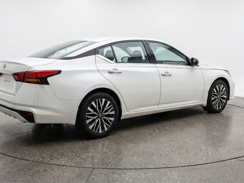 Used 2025 Nissan Altima 2.5 SV FWD image 9