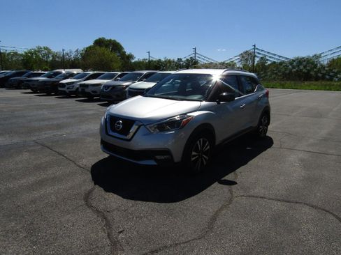 Used 2020 Nissan Kicks SR w/ SR Premium Package FWD image 3