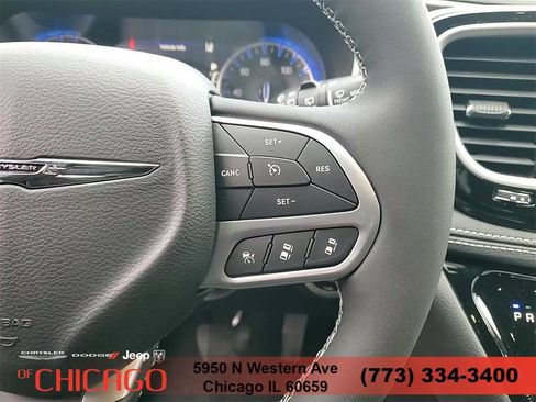 New 2025 Chrysler Pacifica Select AWD/4WD image 18