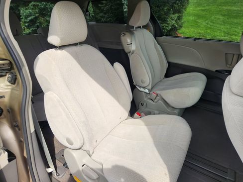 Used 2013 Toyota Sienna LE w/ Towing Pkg FWD image 16