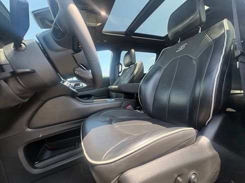 Used 2025 Chrysler Pacifica Limited FWD image 12