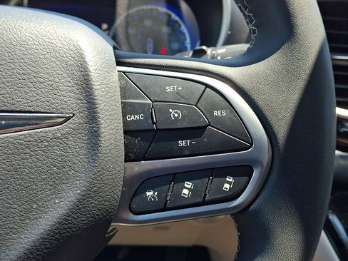 Used 2023 Chrysler Pacifica Touring-L FWD image 22