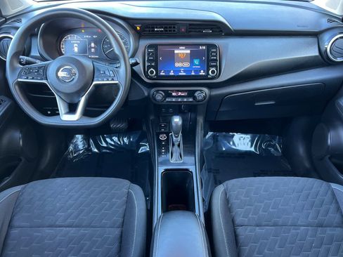 Used 2021 Nissan Kicks SV image 3