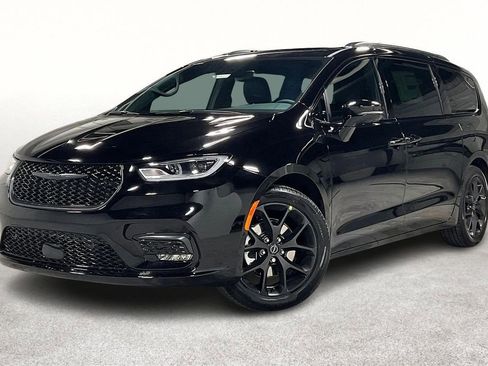New 2026 Chrysler Pacifica Limited w/ Uconnect Theater Family Group image 2