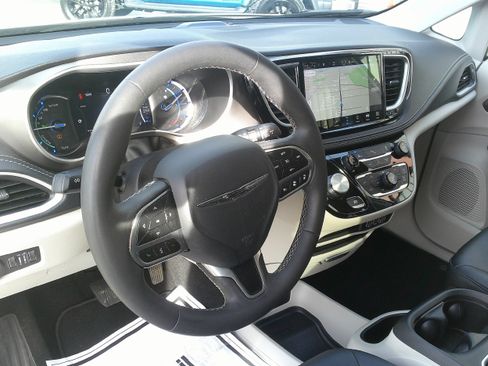 Used 2024 Chrysler Pacifica Select image 16