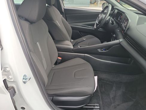 Certified 2025 Hyundai Elantra Sport image 17