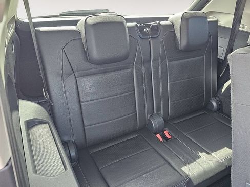 Used 2018 Volkswagen Tiguan SEL FWD image 24