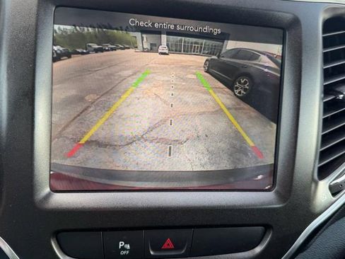 Used 2019 Jeep Cherokee Trailhawk w/ Cold Weather Group AWD/4WD image 17