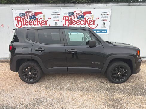 Used 2023 Jeep Renegade Latitude AWD/4WD image 2