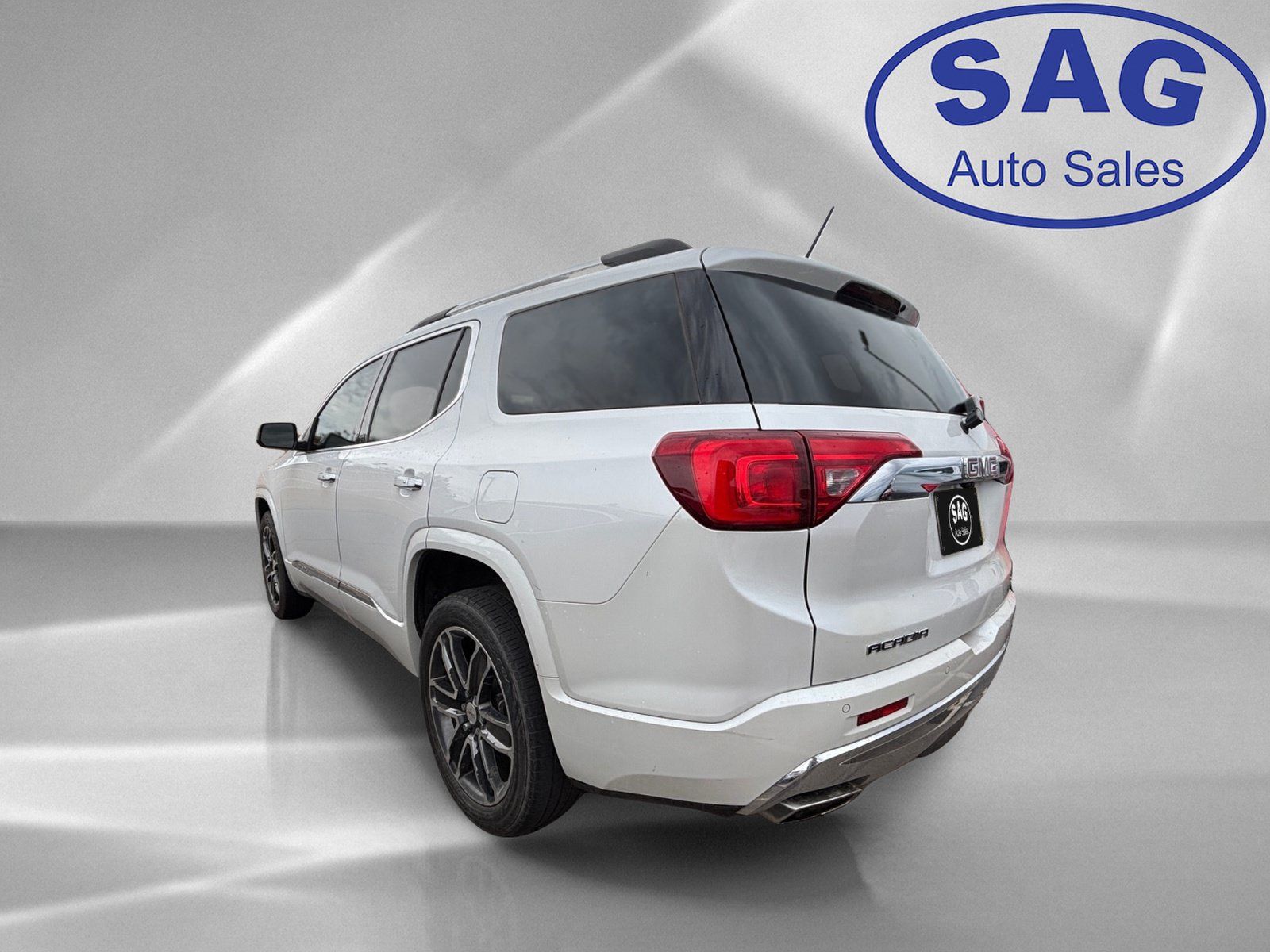 Used 2017 GMC Acadia Denali w/ Technology Package FWD image 4