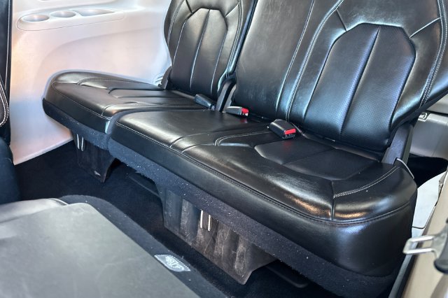 Used 2024 Chrysler Pacifica Limited FWD image 16