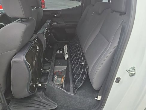 Used 2018 Toyota Tacoma TRD Sport w/ Technology Package image 28