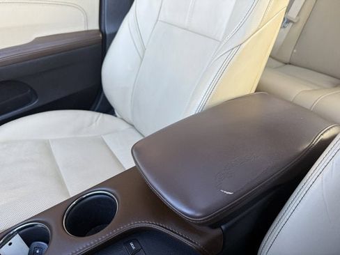 Used 2018 Toyota Avalon Limited image 31