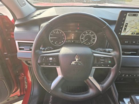 Used 2025 Mitsubishi Outlander SE image 18