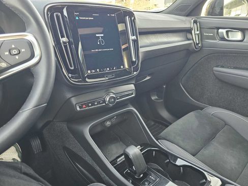 Used 2023 Volvo XC40 Recharge Ultimate image 32