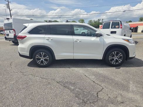 Used 2017 Toyota Highlander LE FWD image 2