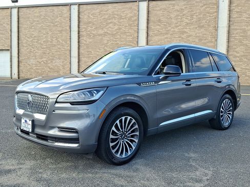 Used 2023 Lincoln Aviator Standard w/ Premium Package image 3