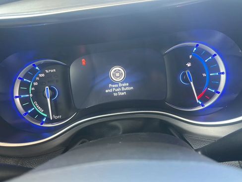 Used 2024 Chrysler Pacifica Premium FWD image 2