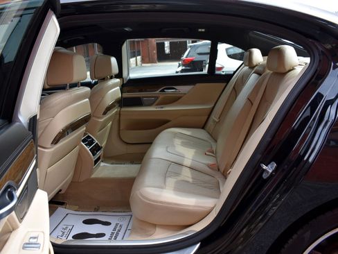 Used 2019 BMW 750i 750i Sedan w/ Executive Package image 14