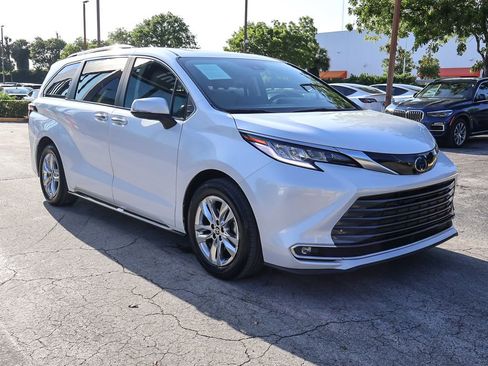 Used 2023 Toyota Sienna Limited FWD image 2