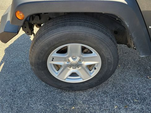 Used 2018 Jeep Wrangler Unlimited Sport w/ Connectivity Group AWD/4WD image 31