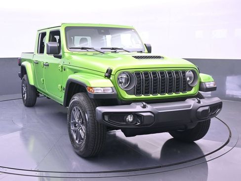 Used 2025 Jeep Gladiator Sport AWD/4WD image 9