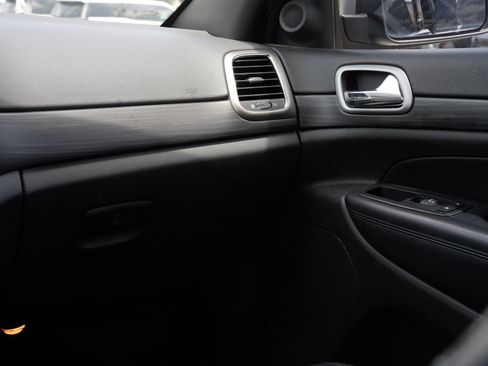 Used 2019 Jeep Grand Cherokee Altitude RWD image 9