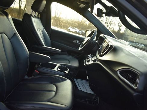 Used 2025 Chrysler Pacifica Select image 15