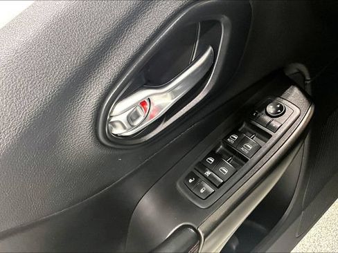 Used 2020 Jeep Cherokee Trailhawk w/ Comfort & Convenience Group AWD/4WD image 46