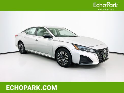 Used 2025 Nissan Altima 2.5 SV FWD image 1