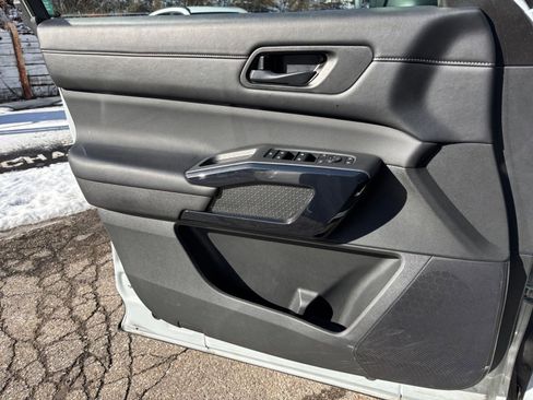 Used 2025 Nissan Pathfinder SV image 20