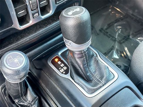 Used 2024 Jeep Wrangler Unlimited Sahara AWD/4WD image 16