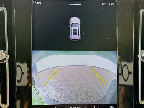 Used 2023 Volvo XC40 B5 Plus image 19