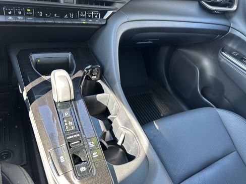 Used 2025 Toyota Crown Signia Limited w/ Advanced Technology Package image 18