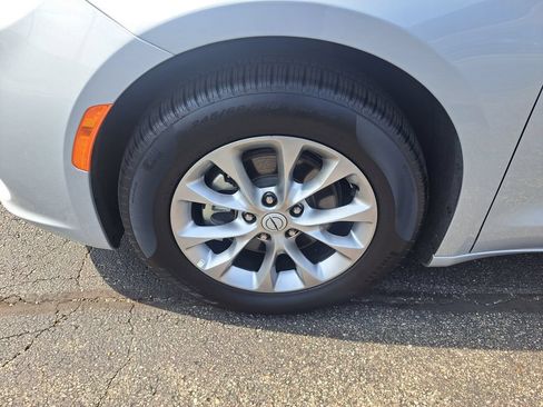 Used 2026 Chrysler Pacifica Limited FWD image 42