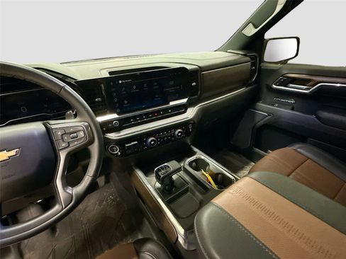Used 2025 Chevrolet Silverado 1500 High Country w/ High Country Premium Package AWD/4WD image 4