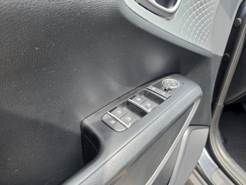 Certified 2025 Kia Soul LX w/ LX Technology Package FWD image 16