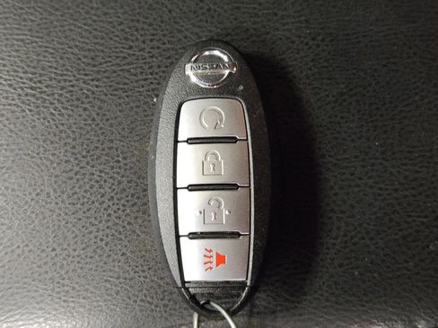 Used 2020 Nissan Pathfinder SV image 32