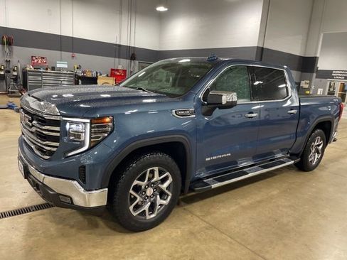 Used 2024 GMC Sierra 1500 SLT w/ SLT Premium Package AWD/4WD image 5