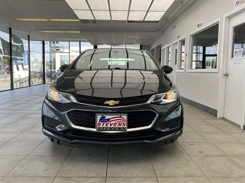 Used 2017 Chevrolet Cruze LT w/ Convenience Package FWD image 2