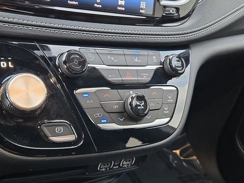 Used 2025 Chrysler Pacifica Select image 35