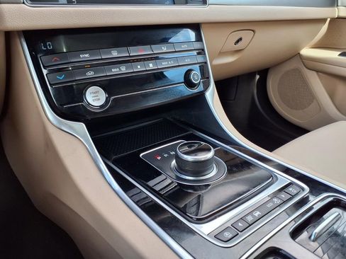 Used 2018 Jaguar XF Premium image 29