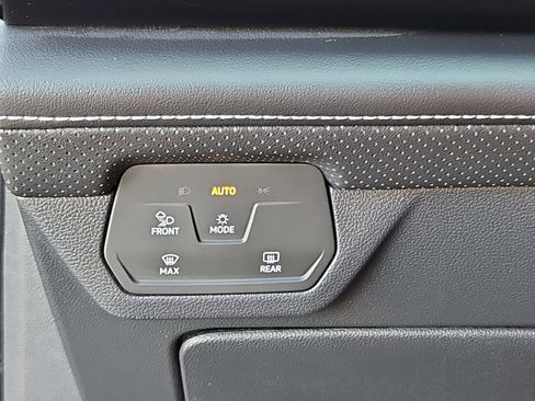 Used 2024 Volkswagen Atlas SE FWD image 14