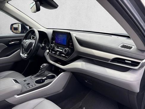 Used 2023 Toyota Highlander XLE FWD image 27