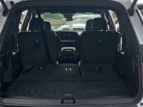 Used 2025 Chevrolet Traverse LT FWD image 13