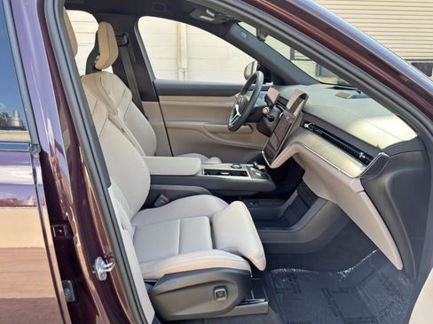 Used 2025 Volvo EX90 Ultra AWD/4WD image 16