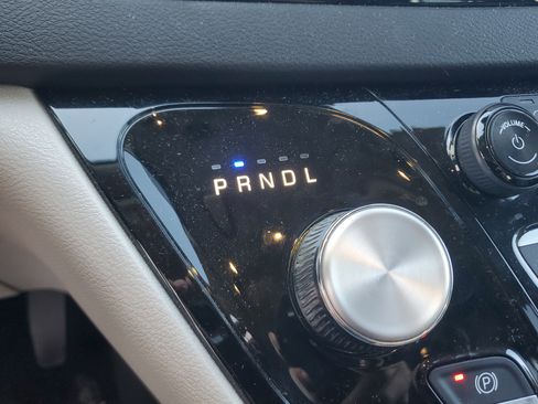 Used 2024 Chrysler Pacifica Touring-L image 26