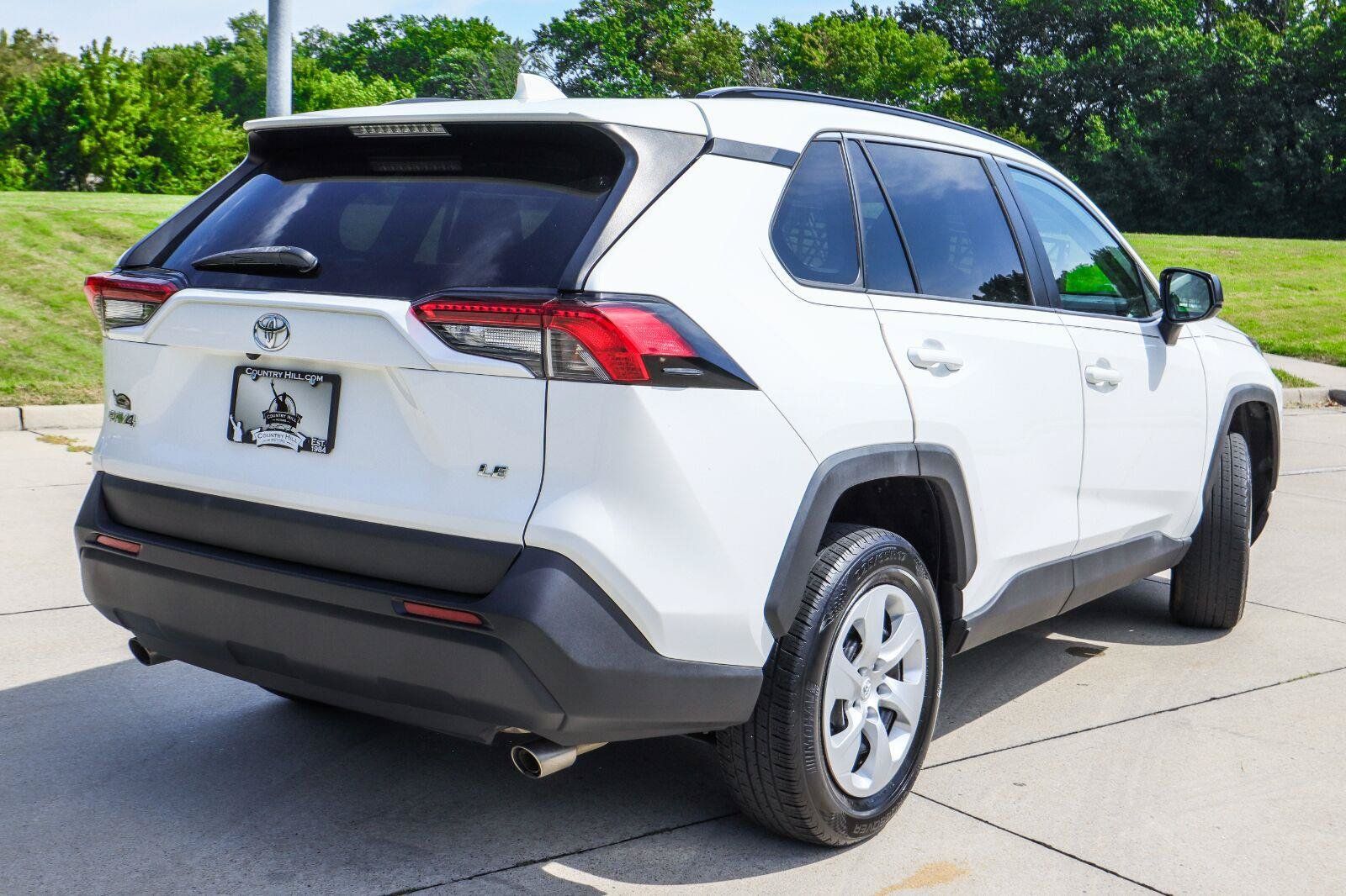 Used 2020 Toyota RAV4 LE FWD image 14